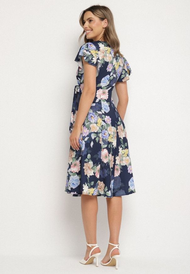 Born2be - Niebieska Kwiatowa Sukienka z Kopertowym Dekoltem Atorina. Okazja: do pracy, na co dzień, na spotkanie biznesowe. Typ kołnierza: dekolt kopertowy. Kolor: niebieski. Wzór: kwiaty. Typ sukienki: kopertowe. Styl: casual, biznesowy