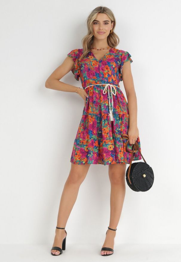 Born2be - Fuksjowa Rozkloszowana Sukienka z Wiskozy z Falbanką Nespena. Okazja: na co dzień. Typ kołnierza: dekolt w kształcie V. Kolor: różowy. Wzór: kwiaty. Typ sukienki: rozkloszowane, proste. Materiał: wiskoza. Długość rękawa: krótki rękaw. Sezon: lato. Styl: casual, elegancki