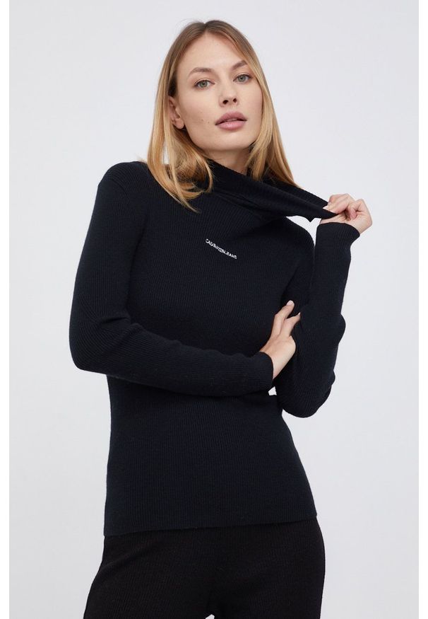 Calvin Klein Jeans - Sweter z domieszką wełny. Typ kołnierza: golf. Kolor: czarny. Materiał: wełna. Długość rękawa: długi rękaw. Długość: długie. Wzór: aplikacja