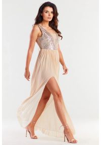 Awama - Długa sukienka na wesele z rozcięciem beżowa z cekinami. Okazja: na ślub cywilny, na wesele. Kolor: beżowy. Styl: wizytowy. Długość: maxi #5