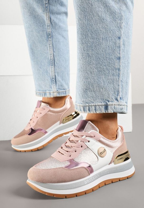 Renee - Różowe Sneakersy Streetwearowe Zdobione Przeszyciami Adivelo. Okazja: na uczelnię, na co dzień. Kolor: różowy. Wzór: aplikacja