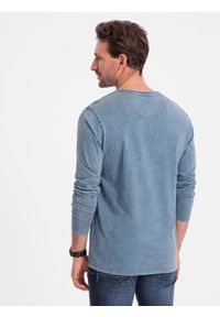 Ombre Clothing - Longsleeve męski washowany z okrągłym dekoltem - niebieski denim V6 OM-LSWL-0103 - XXL. Okazja: na co dzień. Kolor: niebieski. Materiał: denim. Długość rękawa: długi rękaw. Długość: długie. Wzór: gładki. Styl: casual, klasyczny, rockowy