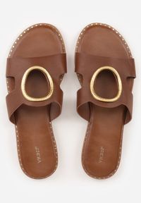 Renee - Ciemnobrązowe Klapki VICES z Okrągłym Wycięciem i Metalicznym Detalem Lamecea. Okazja: na co dzień. Nosek buta: okrągły. Kolor: brązowy. Materiał: denim. Sezon: lato. Styl: casual, retro #9