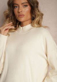 Renee - Jasnobeżowa Pudełkowa Sukienka z Półgolfem Wełną i Bawełną Gilara. Okazja: na co dzień, na spotkanie biznesowe. Kolor: beżowy. Materiał: bawełna, wełna. Długość rękawa: długi rękaw. Typ sukienki: proste. Styl: biznesowy, klasyczny, elegancki, casual #5