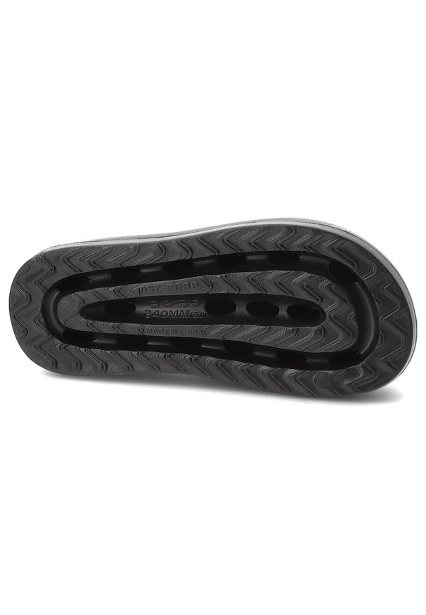 Czarne Klapki Filippo Modne Obuwie Damskie Na Platformie. Okazja: na co dzień. Kolor: czarny. Wzór: aplikacja. Obcas: na platformie. Styl: casual, elegancki, klasyczny