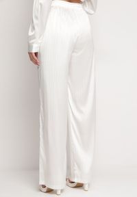 Born2be - Białe Szerokie Spodnie z Metalicznym Wzorem w Cienkie Paski Kleriame. Kolor: biały. Wzór: paski #7