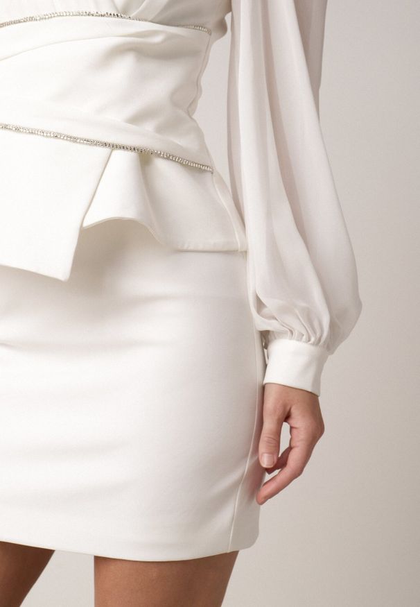 Born2be - Biała Gładka Spódnica VICES o Ołówkowym Kroju Abilura. Okazja: na komunię, do pracy, na spotkanie biznesowe. Kolor: biały. Wzór: gładki. Styl: biznesowy