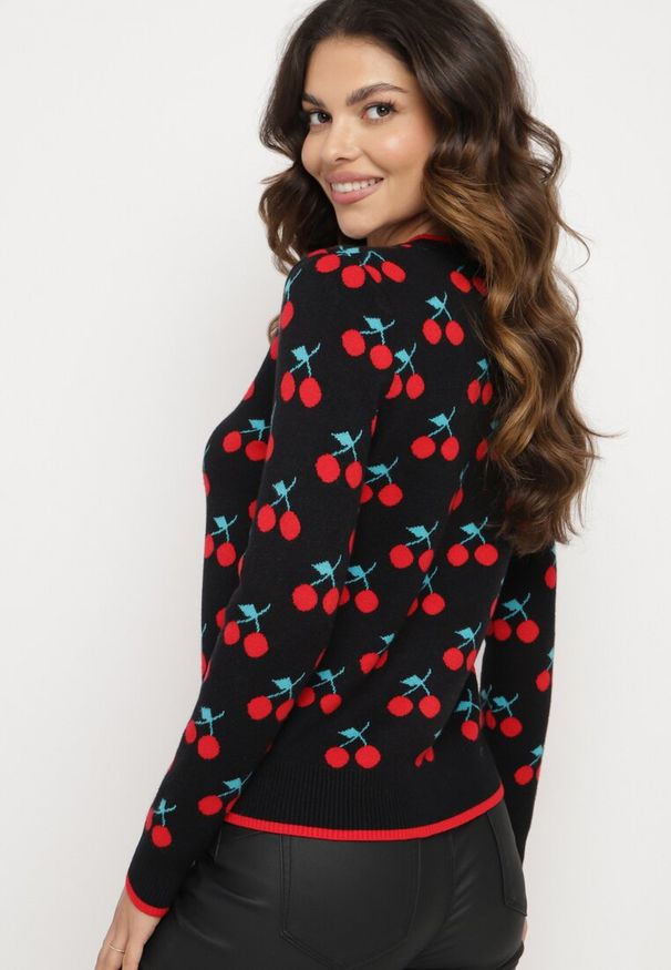 Born2be - Czarny Sweter z Wiskozą o Prostym Kroju Zdobiony Wzorem w Wisienki Avandirae. Okazja: na co dzień. Kolor: czarny. Materiał: wiskoza. Wzór: aplikacja. Styl: casual