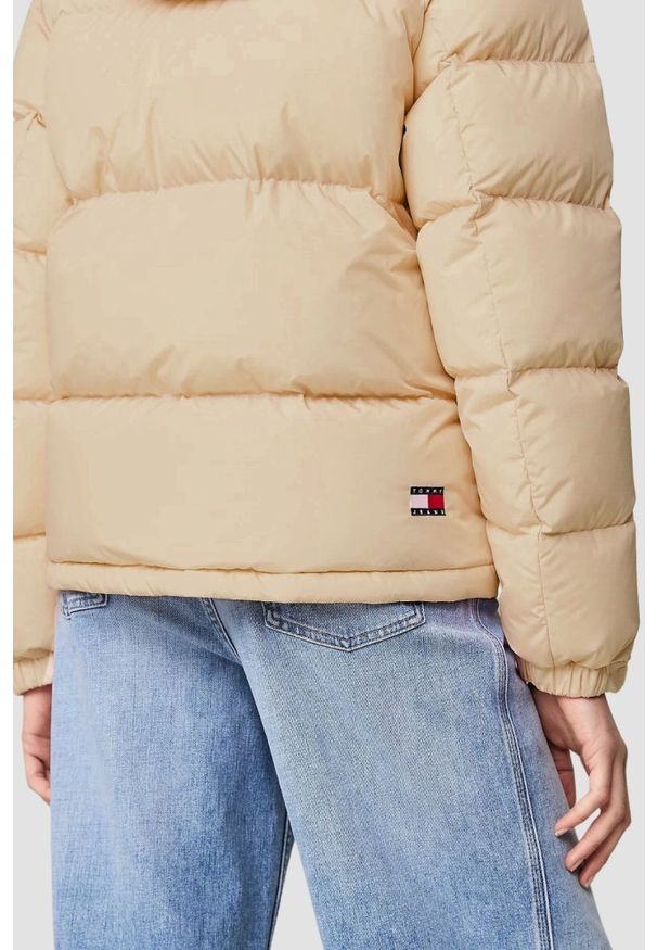 Tommy Jeans - TOMMY JEANS Żółta pikowana damska kurtka, Rozmiar M. Kolor: żółty. Materiał: poliester. Długość rękawa: długi rękaw. Długość: długie. Styl: elegancki