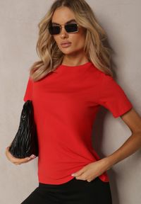 Renee - Czerwony Klasyczny T-shirt z Bawełny o Gładkim Wykończeniu Fioralla. Kolor: czerwony. Materiał: bawełna. Długość rękawa: krótki rękaw. Długość: krótkie. Wzór: gładki. Styl: klasyczny #1