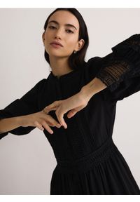 Reserved - Sukienka z ozdobnym haftem - czarny. Kolor: czarny. Materiał: wiskoza. Wzór: haft #1