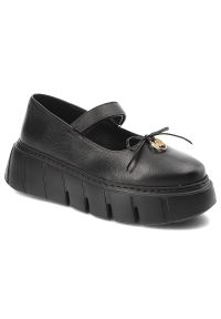 Czarne Półbuty Karino Eleganckie Obuwie Damskie. Okazja: na co dzień. Zapięcie: pasek. Kolor: czarny. Materiał: skóra, jeans. Wzór: grochy. Styl: elegancki