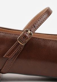 Renee - Jasnobrązowe Balerinki Vices w Stylu Mary Jane z Wkładką ze Skóry Naturalnej Emilane. Okazja: na co dzień. Nosek buta: szpiczasty. Zapięcie: pasek. Kolor: brązowy. Materiał: skóra. Styl: casual #6