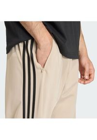 Adidas - adidas Spodnie dresowe Firebird KE6679 Beżowy Loose Fit. Kolor: beżowy. Materiał: syntetyk #4