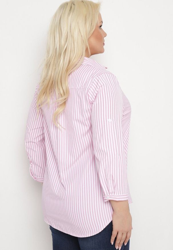 Born2be - Różowa Koszula z Kołnierzem i Podpinanymi Rękawami w Paski Cilkey. Okazja: na co dzień. Typ kołnierza: kołnierzyk klasyczny. Kolekcja: plus size. Kolor: różowy. Długość: długie. Wzór: paski. Materiał: jeans, materiał. Długość rękawa: długi rękaw. Sezon: wiosna, lato. Styl: casual, elegancki, klasyczny
