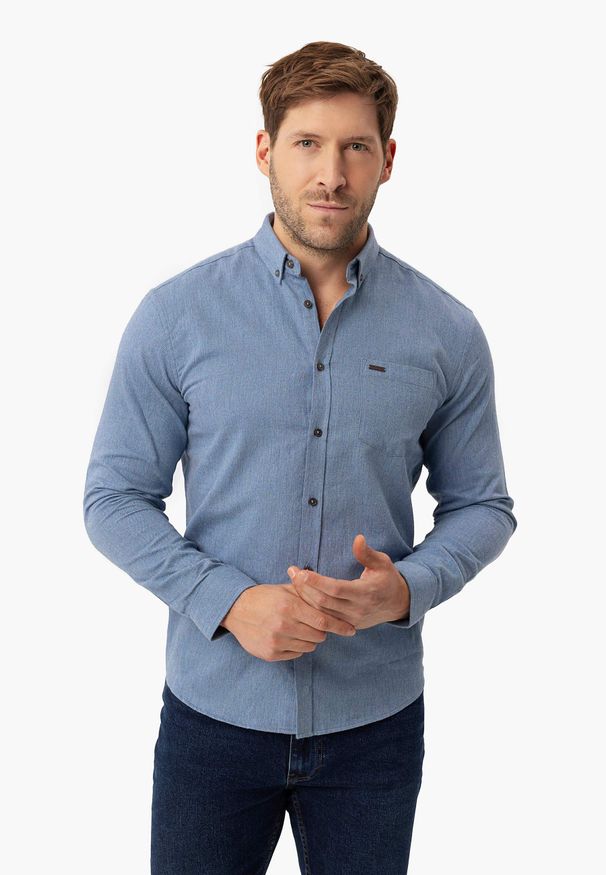 Volcano - Bawełniana, niebieska koszula K-NANDO. Okazja: na co dzień. Typ kołnierza: button down. Kolekcja: plus size. Kolor: niebieski. Materiał: bawełna. Długość rękawa: długi rękaw. Długość: długie. Styl: casual, elegancki