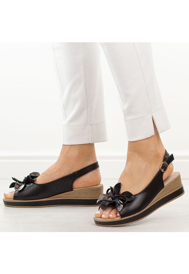 Czarne skórzane sandały damskie na koturnie T.Sokolski L26-679. Okazja: na co dzień. Kolor: czarny. Materiał: skóra. Wzór: aplikacja, kwiaty. Sezon: wiosna, lato. Obcas: na koturnie. Styl: casual, elegancki, klasyczny