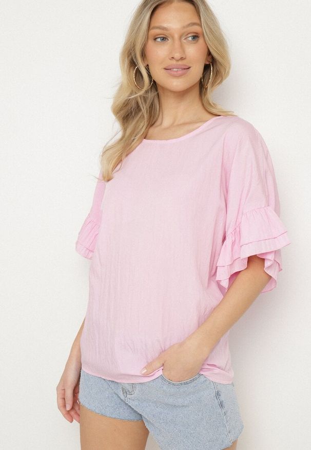Born2be - Różowa Bluzka z Wiskozą Typu Nietoperz z Falbankami Davienna. Okazja: na co dzień, na spacer. Typ kołnierza: kołnierz z falbankami. Kolor: różowy. Materiał: wiskoza. Styl: casual, elegancki