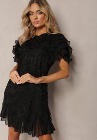 Renee - Czarna Sukienka Dopasowana Mini z Koronką i Falbankami Offiamea. Okazja: na co dzień, na imprezę. Typ kołnierza: kołnierz z falbankami. Kolor: czarny. Wzór: koronka. Typ sukienki: proste. Materiał: koronka. Długość rękawa: krótki rękaw. Styl: elegancki, casual. Długość: mini