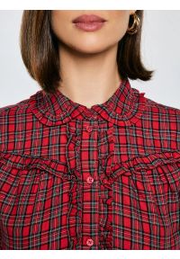 Big-Star - Koszula damska w kratę z ozdobnymi falbankami czerwona Frilo 000. Okazja: do pracy, na co dzień. Typ kołnierza: kołnierz z falbankami. Kolor: wielokolorowy. Wzór: kratka. Styl: wizytowy, casual, klasyczny, elegancki #4