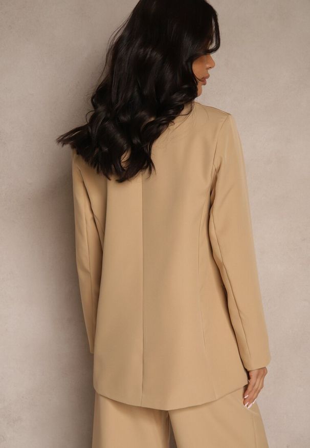 Renee - Ciemnobeżowa Marynarka z Ozdobną Imitacją Kieszeni Nilzedi. Okazja: na co dzień, na spotkanie biznesowe, do pracy. Kolor: beżowy. Styl: casual, biznesowy, elegancki, klasyczny