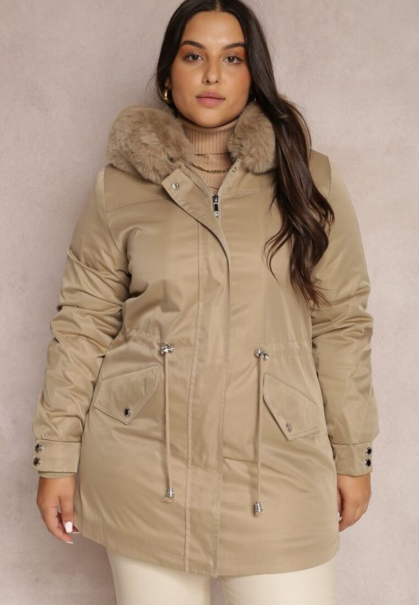 Renee - Beżowa Kurtka Parka Nylonowa Mivo. Okazja: na co dzień. Kolekcja: plus size. Kolor: beżowy. Materiał: nylon. Sezon: zima. Styl: klasyczny, elegancki, wizytowy, casual
