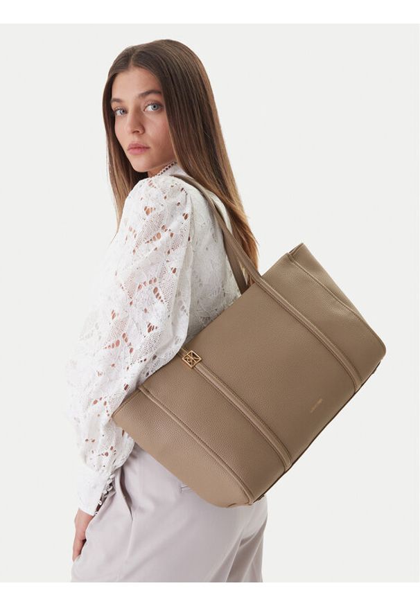 Calvin Klein Torebka Emblem Hw Pebble Tote LV04F3424G Beżowy. Kolor: beżowy. Materiał: skórzane