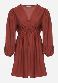 Born2be - Jasnobrązowa Rozkloszowana Sukienka z Marszczeniem w Talii i Dekoltem w Serek Salindea. Okazja: na co dzień. Typ kołnierza: dekolt w serek. Kolekcja: plus size. Kolor: brązowy. Długość rękawa: długi rękaw. Typ sukienki: dla puszystych. Styl: casual, elegancki #6