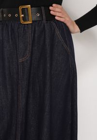Born2be - Granatowa Jeansowa Spódnica Midi z Paskiem Suera. Okazja: na co dzień, do pracy, na spotkanie biznesowe. Kolor: niebieski. Materiał: jeans. Styl: biznesowy, casual #4