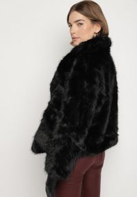 Born2be - Czarna Jednorzędowa Kurtka Futerko z Szerokim Kołnierzem Conellia. Okazja: na co dzień. Kolor: czarny. Materiał: futro. Styl: casual, elegancki #3