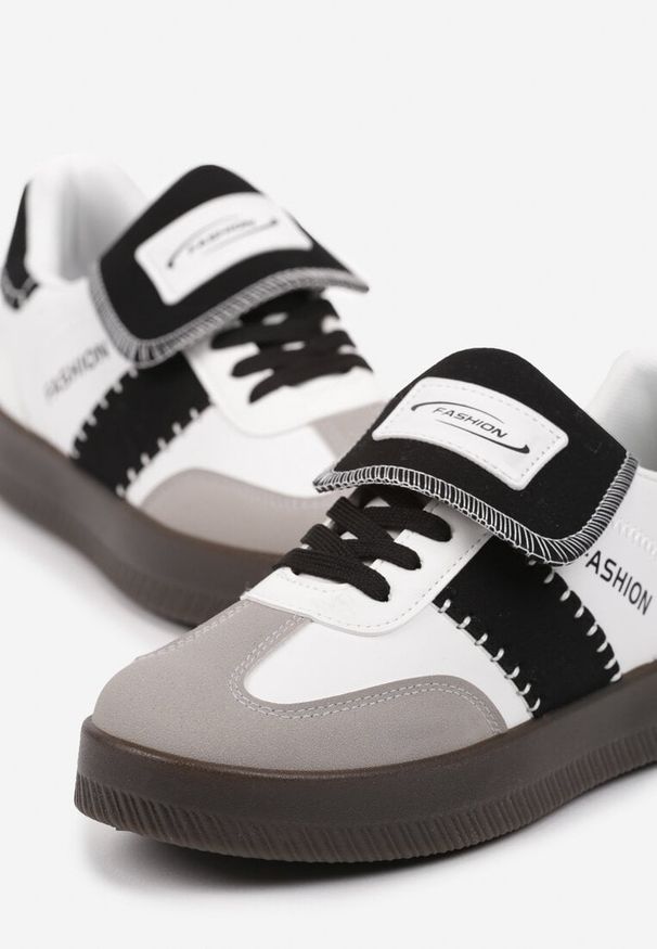 Born2be - Biało-Czarne Sneakersy na Grubej Podeszwie z Kontrastującymi Wstawkami i Wywiniętym Językiem Mirinae. Nosek buta: okrągły. Zapięcie: sznurówki. Kolor: biały. Materiał: materiał. Obcas: na obcasie. Wysokość obcasa: niski