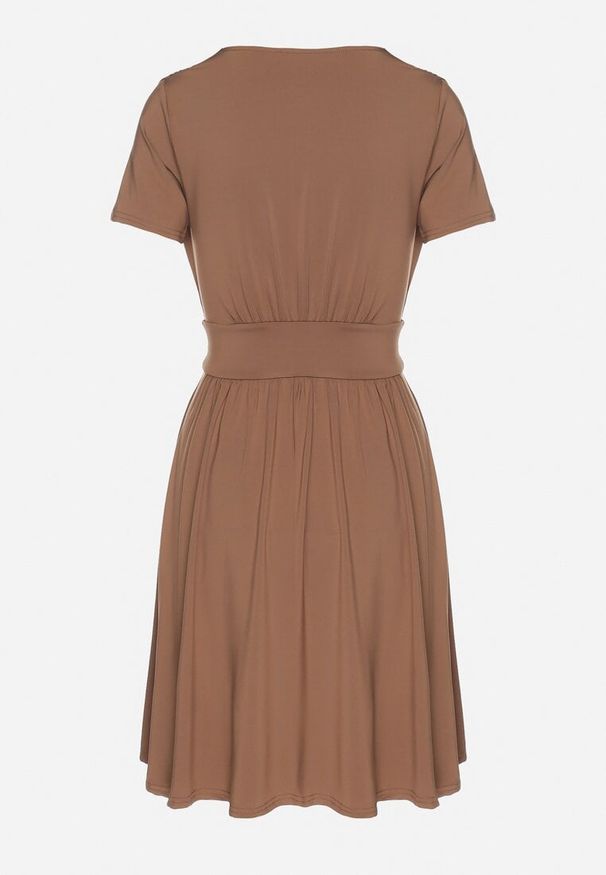 Born2be - Brązowa Rozkloszowana Sukienka z Wiskozą o Kopertowym Kroju z Marszczeniem Adivas. Okazja: na co dzień, na spacer. Typ kołnierza: dekolt w kształcie V. Kolor: brązowy. Materiał: wiskoza. Długość rękawa: krótki rękaw. Typ sukienki: kopertowe. Styl: casual, elegancki