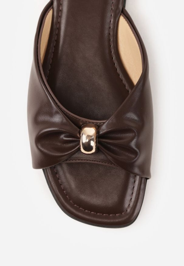 Born2be - Brązowe Płaskie Klapki z Metaliczną Aplikacją na Marszczonym Pasku Lilaya. Okazja: na co dzień. Kolor: brązowy. Materiał: len. Wzór: aplikacja. Styl: casual, elegancki