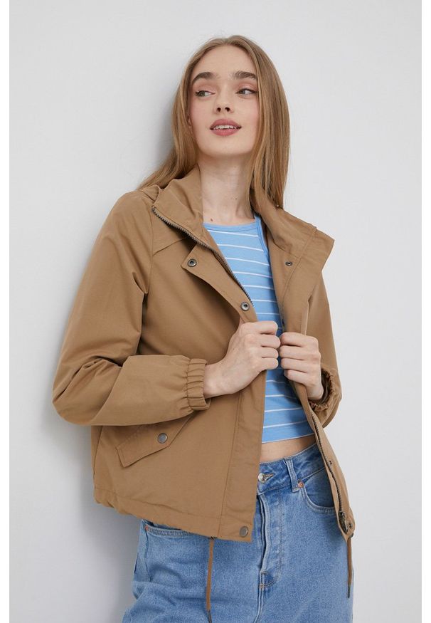 Vero Moda kurtka damska kolor beżowy przejściowa. Kolor: beżowy. Długość: krótkie