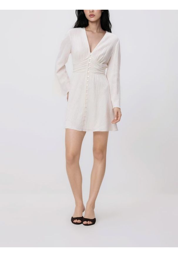 Reserved - Sukienka z wiskozą - kremowy. Kolor: kremowy. Materiał: wiskoza