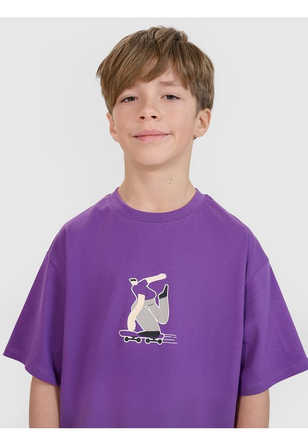 4f - 4F T-shirt oversize z nadrukiem chłopięcy - fioletowy 140 (9-10 lat). Okazja: na co dzień. Kolor: fioletowy. Materiał: bawełna, dzianina, jersey. Długość rękawa: krótki rękaw. Długość: krótkie. Wzór: nadruk. Sezon: lato. Styl: klasyczny, casual, sportowy