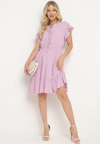 Born2be - Fioletowa Sukienka z Gumką w Pasie Ozdobiona Falbanką i Wiązana Materiałowym Paskiem Tiamalou. Typ kołnierza: dekolt w łódkę. Kolor: fioletowy. Materiał: materiał. Długość rękawa: krótki rękaw. Wzór: aplikacja #6