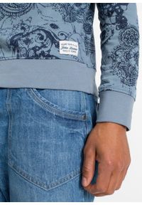 Bluza z bawełny z recyklingu z nadrukiem bonprix dymny niebieski - paisley. Kolor: szary. Materiał: materiał, bawełna. Wzór: nadruk, paisley #4