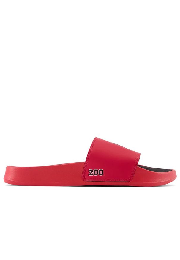Klapki New Balance SUF200F2 - czerwone. Zapięcie: pasek. Kolor: czerwony. Materiał: materiał. Szerokość cholewki: normalna. Sezon: lato. Sport: pływanie