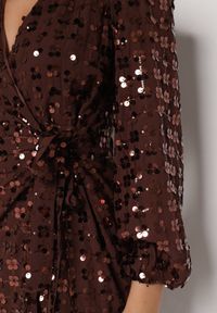 Born2be - Brązowa Kopertowa Sukienka z Wiązaniem Zdobiona Cekinami Wedelessa. Okazja: na sylwestra. Typ kołnierza: dekolt w serek. Kolor: brązowy. Materiał: futro, poliester. Wzór: aplikacja. Typ sukienki: kopertowe. Styl: klasyczny #4