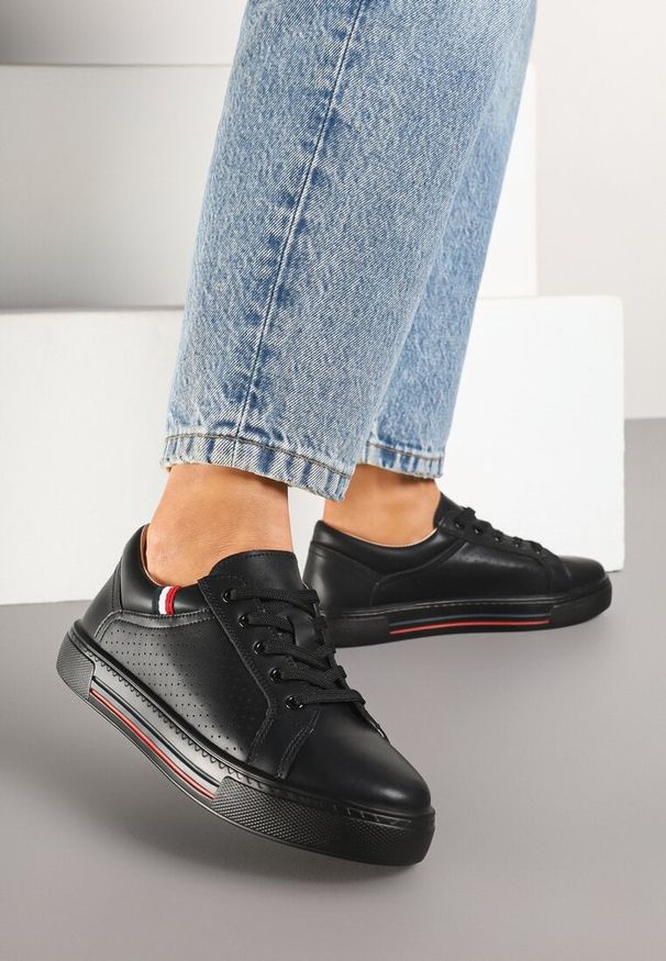 Renee - Czarne Skórzane Sneakersy na Płaskiej Podeszwie ze Skórzaną Wkładką i Perforacją Galiwa. Okazja: na co dzień. Kolor: czarny. Materiał: skóra. Obcas: na płaskiej podeszwie