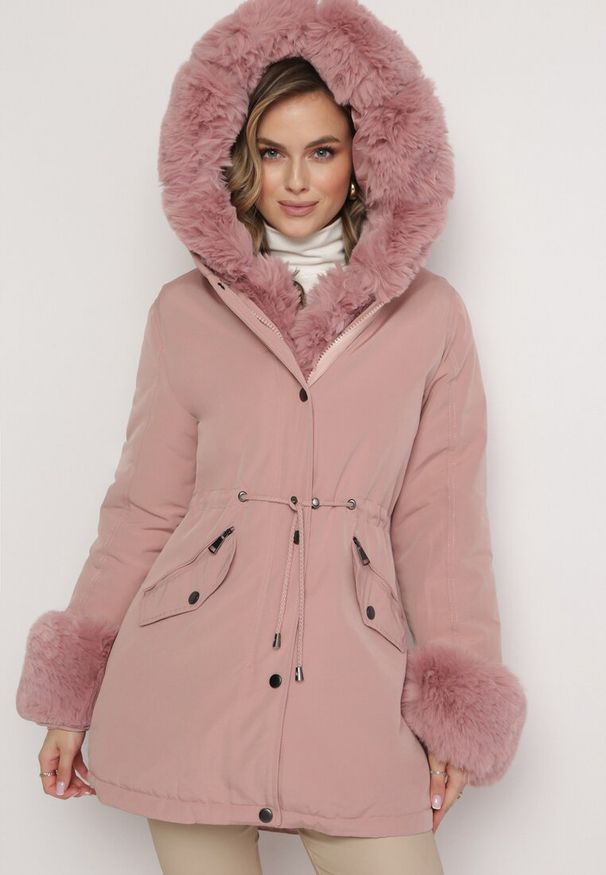 Born2be - Różowa Kurtka Parka z Futerkiem i Ściągaczem Hegade. Kolor: różowy. Materiał: futro. Wzór: aplikacja