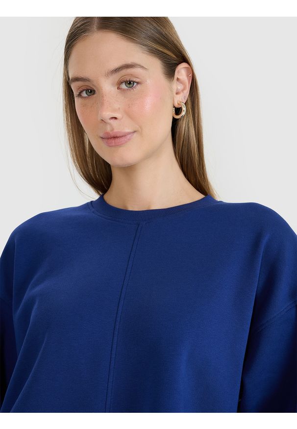4f - 4F Bluza dresowa oversize nierozpinana bez kaptura damska - granatowa S. Okazja: na co dzień. Typ kołnierza: bez kaptura. Kolor: niebieski. Materiał: dresówka. Wzór: gładki, ze splotem. Styl: sportowy, casual
