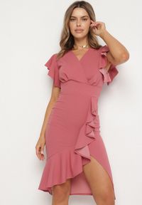 Born2be - Ciemnoróżowa Dopasowana Sukienka z Kopertowym Dekoltem i Falbankami Leolani. Okazja: na co dzień. Typ kołnierza: kołnierz z falbankami. Kolor: różowy. Materiał: jeans. Typ sukienki: kopertowe. Styl: klasyczny, casual #7