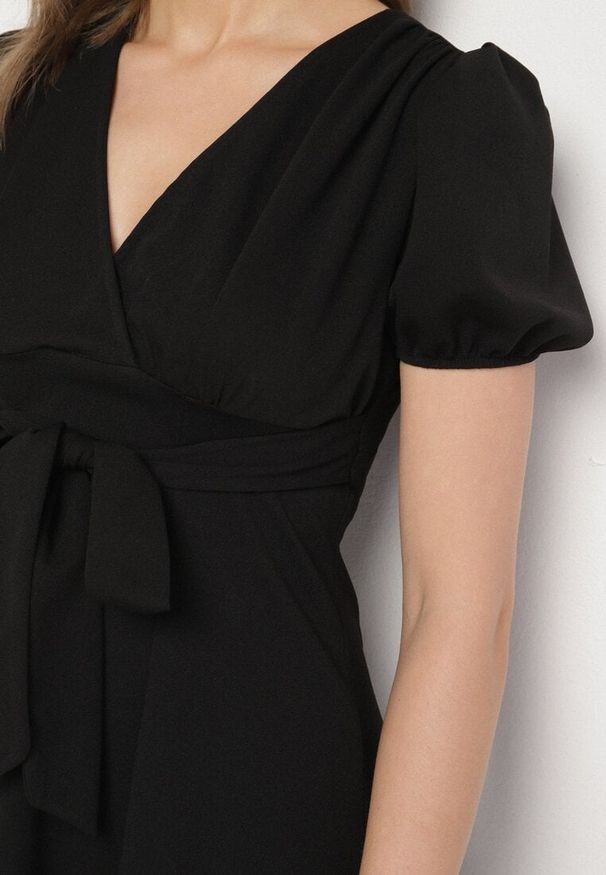 Born2be - Czarna Koktajlowa Sukienka o Rozkloszowanym Kroju z Wiązaniem Zilarie. Kolor: czarny. Styl: wizytowy