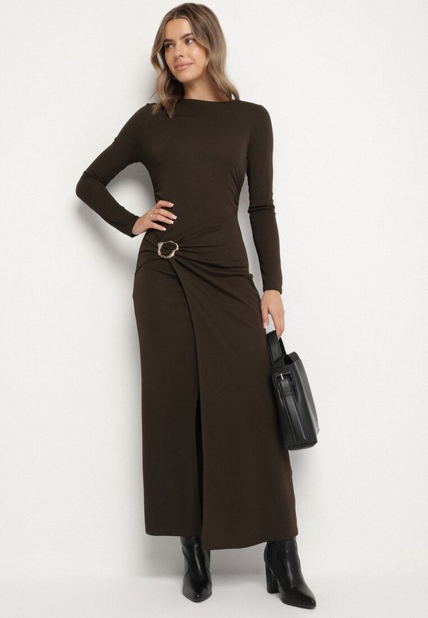 Born2be - Brązowa Sukienka Koktajlowa z Aplikacją z Marszczeniem na Biodrach Rariana. Okazja: na randkę, na imprezę. Kolor: brązowy. Długość rękawa: długi rękaw. Wzór: aplikacja. Styl: wizytowy