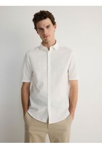 Reserved - Koszula regular fit - biały. Kolor: biały. Materiał: wiskoza, bawełna #1