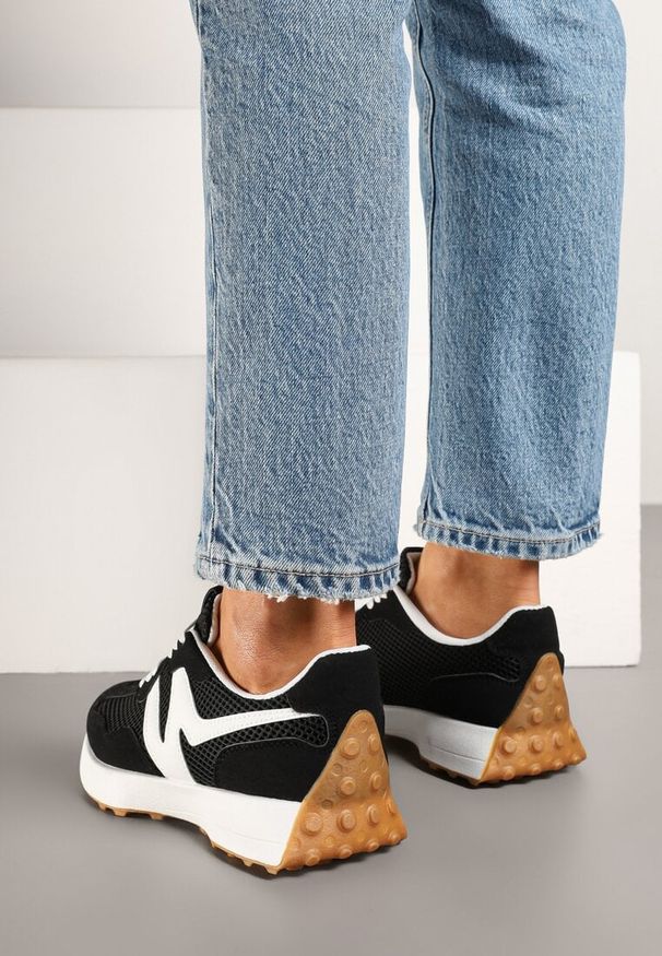 Renee - Czarne Sneakersy Ozdobione Geometrycznym Wzorem Hirreti. Okazja: na co dzień. Kolor: czarny. Materiał: jeans. Wzór: aplikacja, geometria. Obcas: na platformie