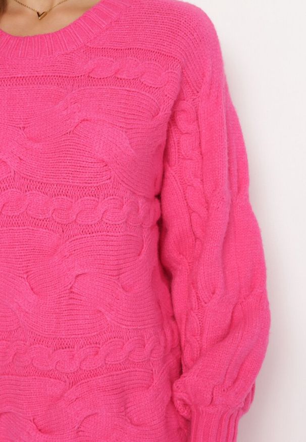 Born2be - Fuksjowy Oversizowy Sweter o Długim Kroju z Ozdobnym Splotem Sapodis. Kolor: różowy. Długość rękawa: długi rękaw. Długość: długie. Wzór: ze splotem