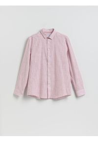 Reserved - Koszula regular fit w paski - czerwony. Kolor: czerwony. Materiał: tkanina, bawełna. Wzór: paski